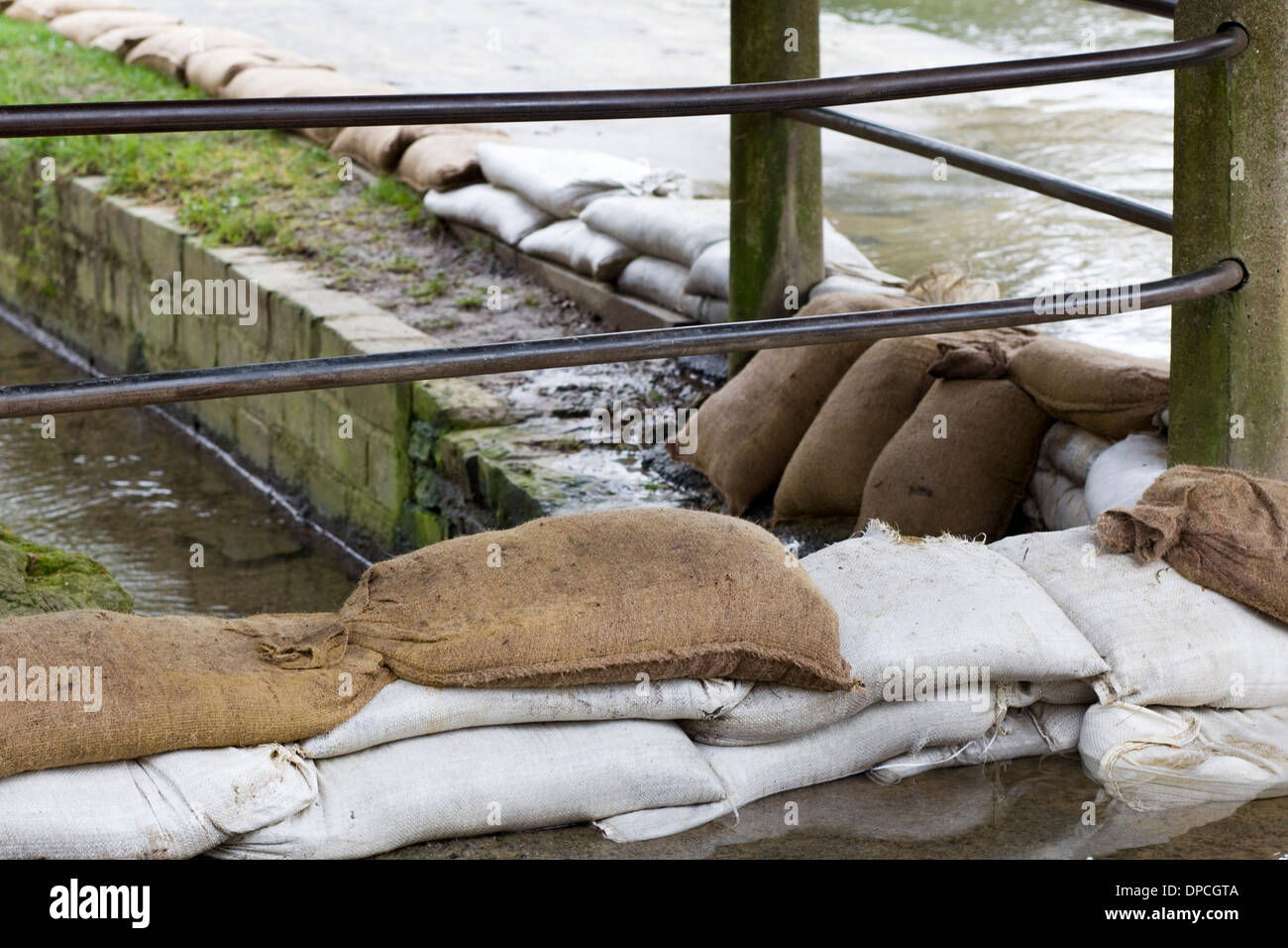 I sacchi di sabbia proteggere case a causa di allagamento locale Foto Stock
