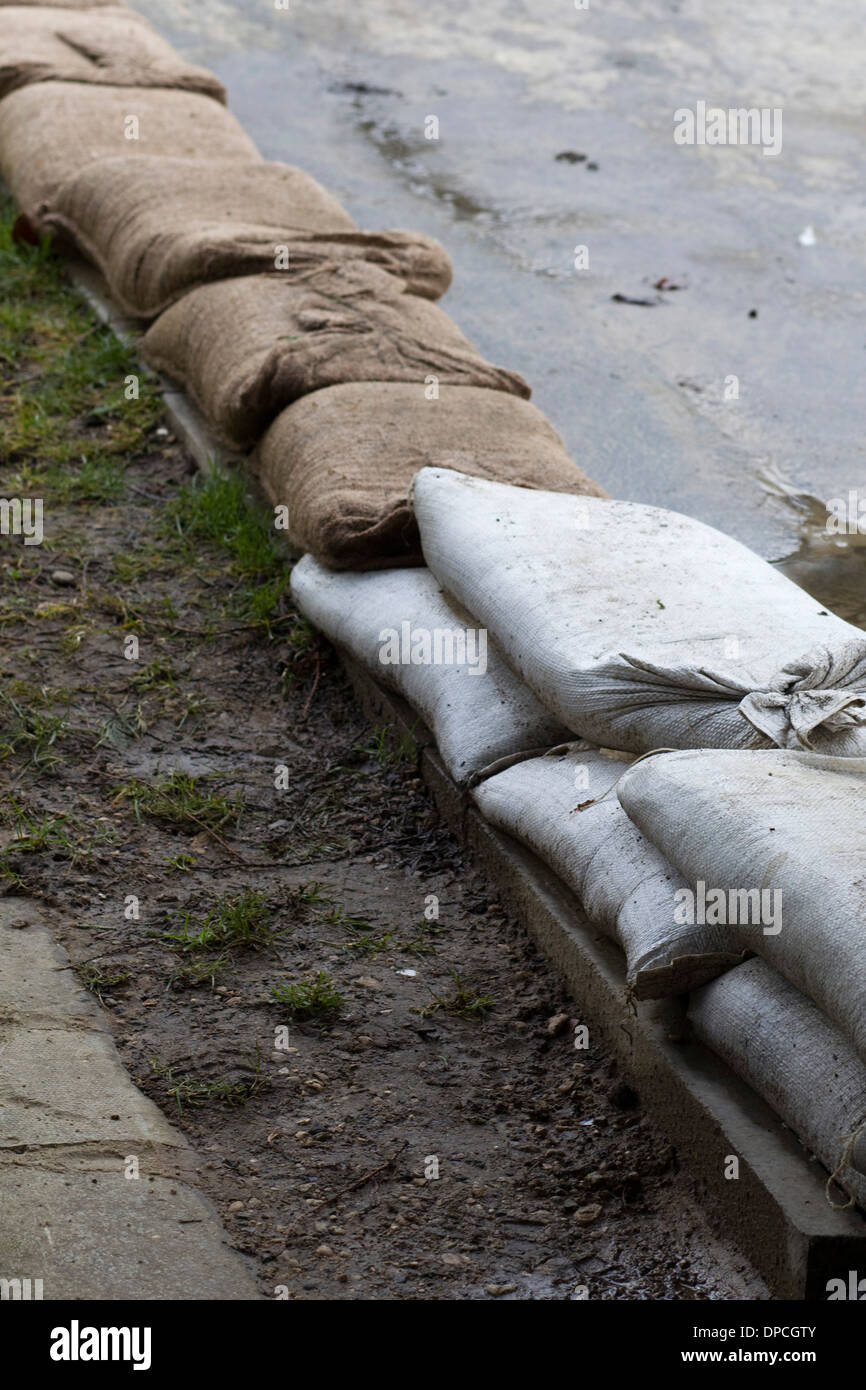 I sacchi di sabbia proteggere case a causa di allagamento locale Foto Stock