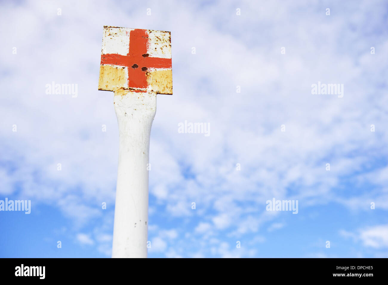 La croce rossa turistica polo di marcatura con cielo blu su sfondo Foto Stock