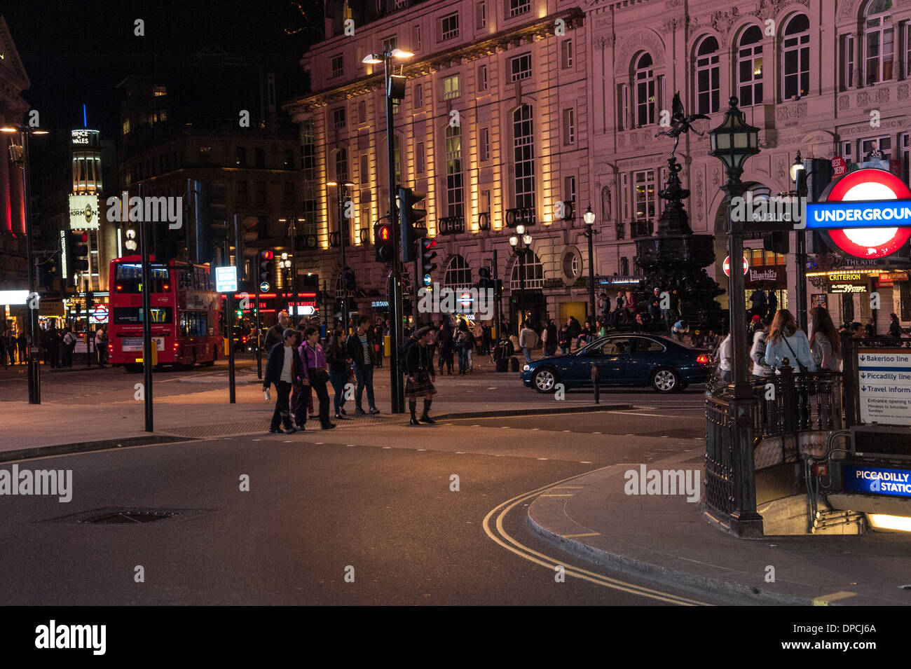 Londra Piccadilly circus di notte con autobus rossi e cabine di Londra Foto Stock