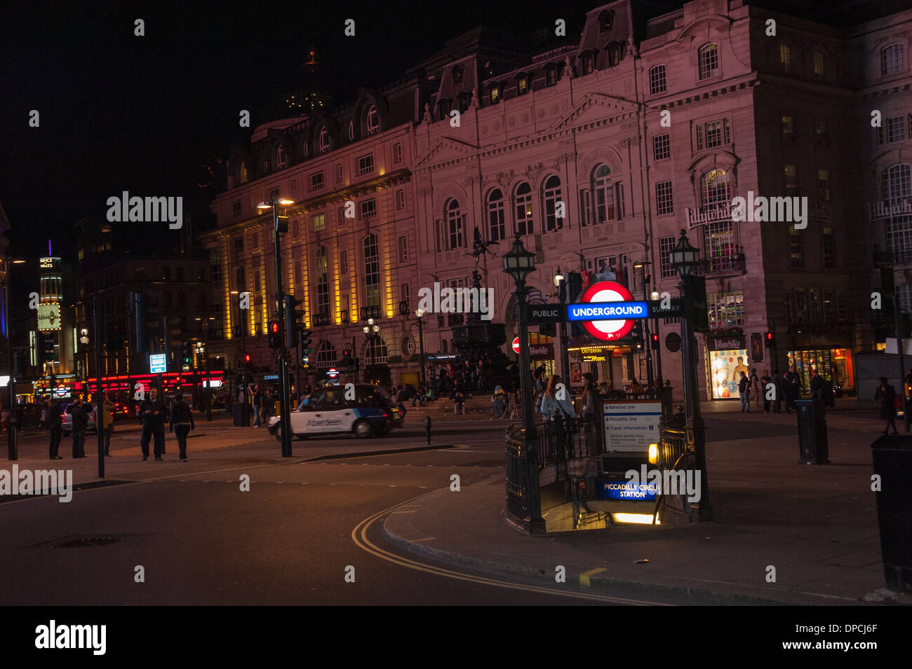 Londra Piccadilly circus di notte con autobus rossi e cabine di Londra affacciato lillywhites e eros statuto con turisti aroun a piedi Foto Stock
