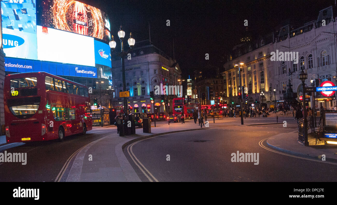 Londra Piccadilly circus di notte con autobus rossi e cabine di Londra da oxford street con il turista e vita notturna Foto Stock