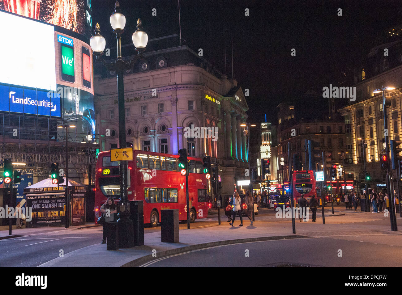 Londra Piccadilly circus di notte con autobus rossi e cabine di Londra turisti Foto Stock