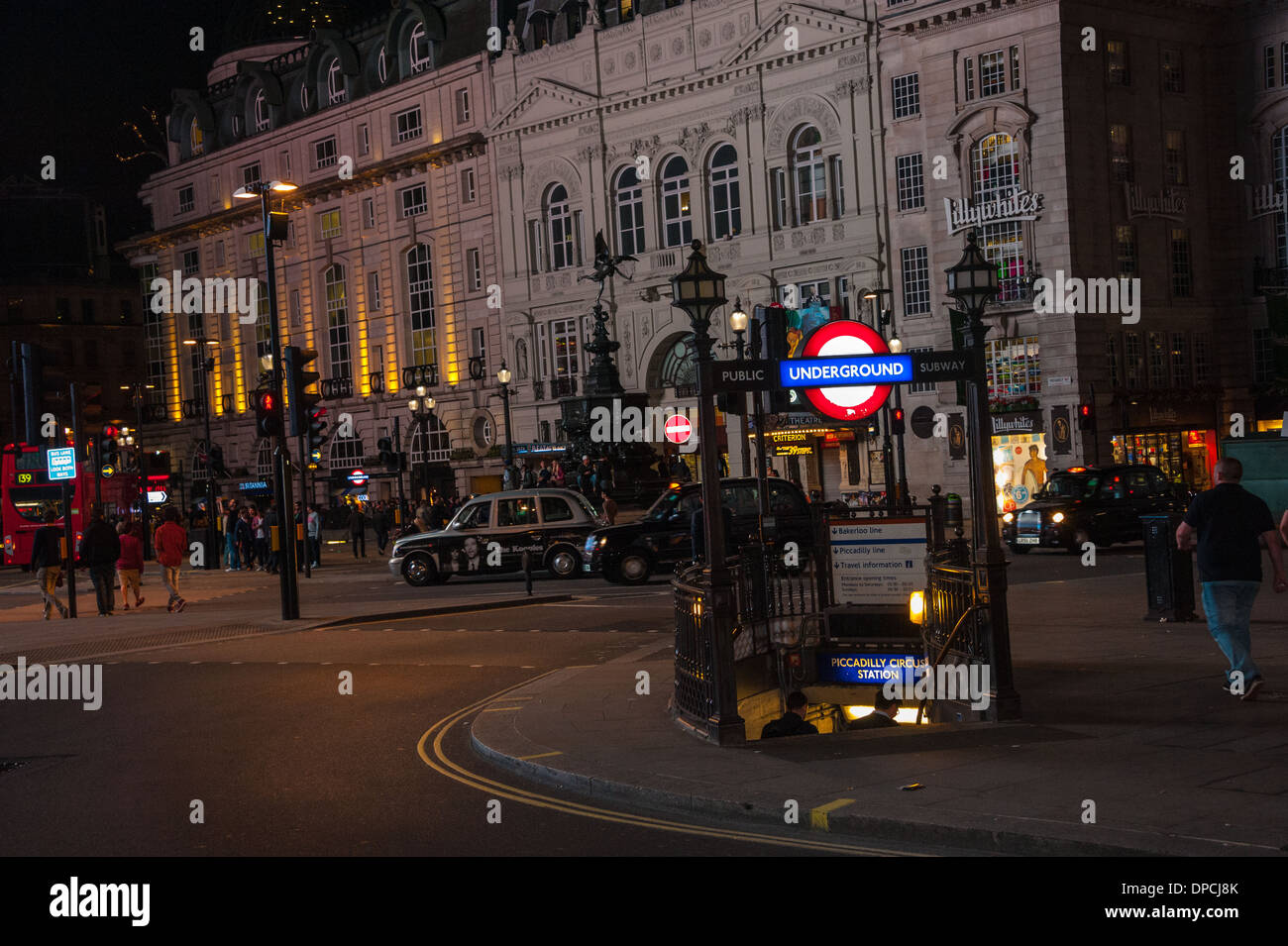 Londra Piccadilly circus di notte con autobus rossi e cabine di Londra turisti attorno a piedi Foto Stock
