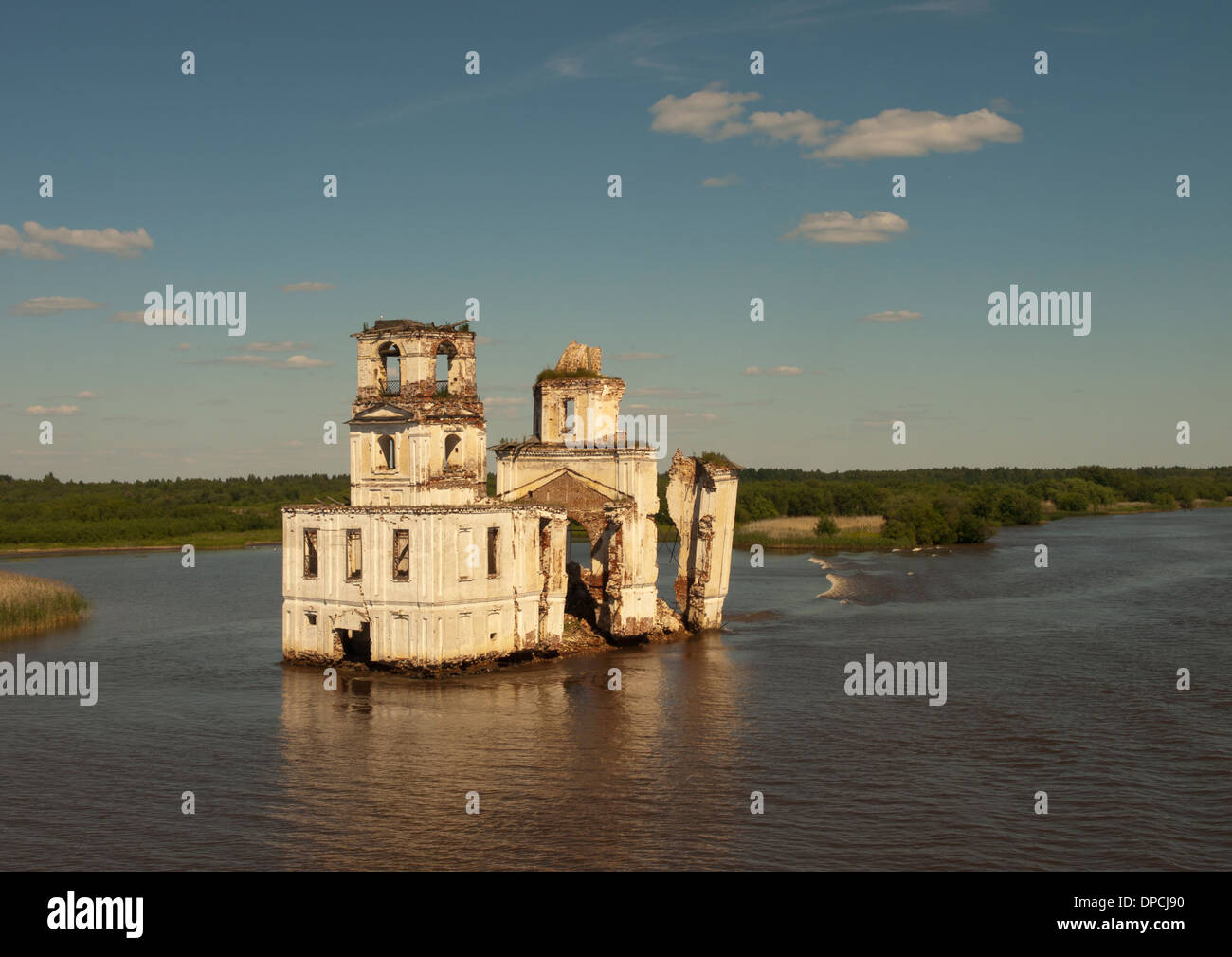 Chiesa della Natività di Krokhino Russia, inondati dal serbatoio Sheksna sul Volga Baltico fluviale, visto dal fiume in barca di crociera Foto Stock
