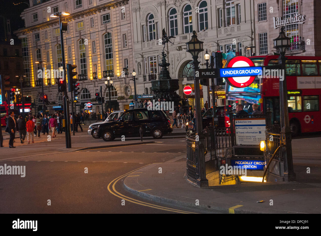 Londra Piccadilly circus di notte con autobus rossi e cabine di Londra turisti fresatura circa il circus e eros statuto Foto Stock