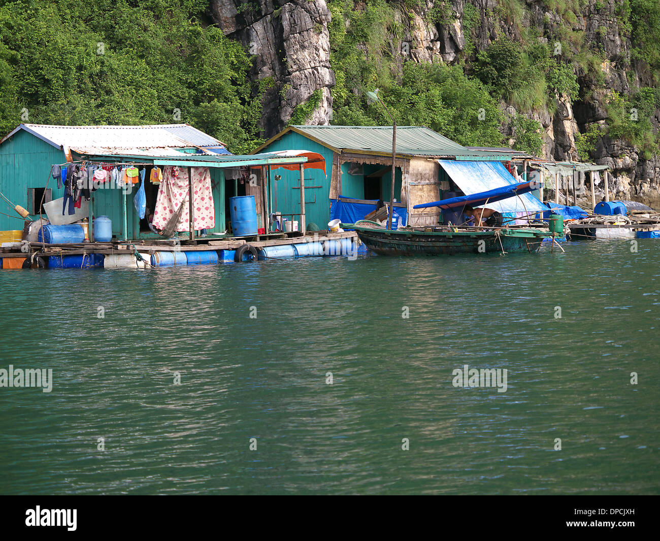 Le famiglie a vantare in un villaggio galleggiante tutti lavorando a Halong Bay, Vietnam. Foto Stock