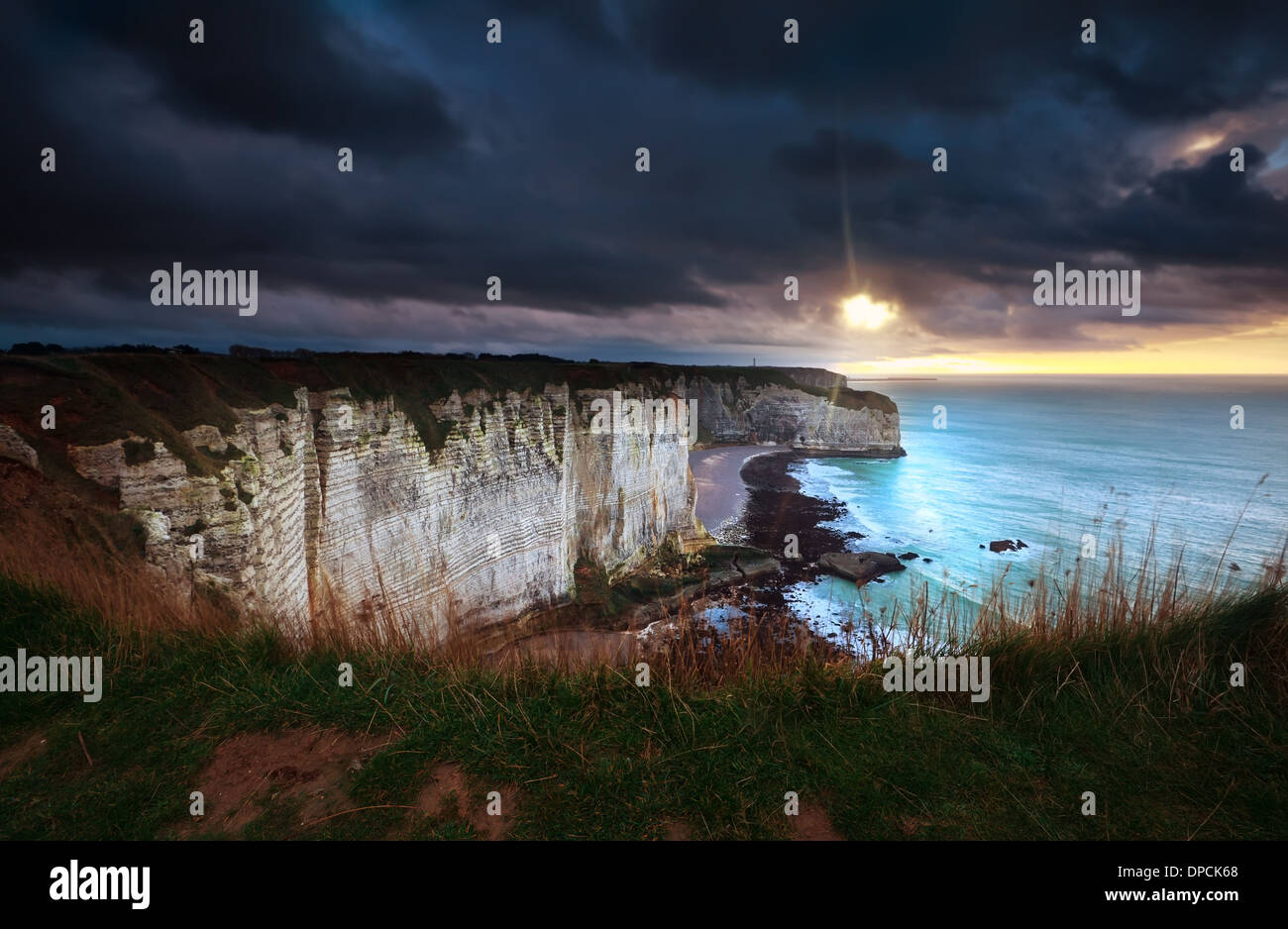 Sole e Cielo storm su scogliere in oceano, Etretat, Francia Foto Stock