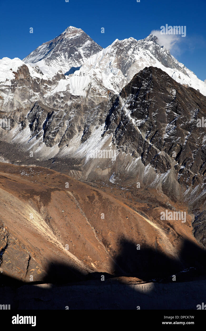 L'Everest, sul Nuptse e Lhotse visto dal Gokyo Ri, Nepal Himalaya Foto Stock