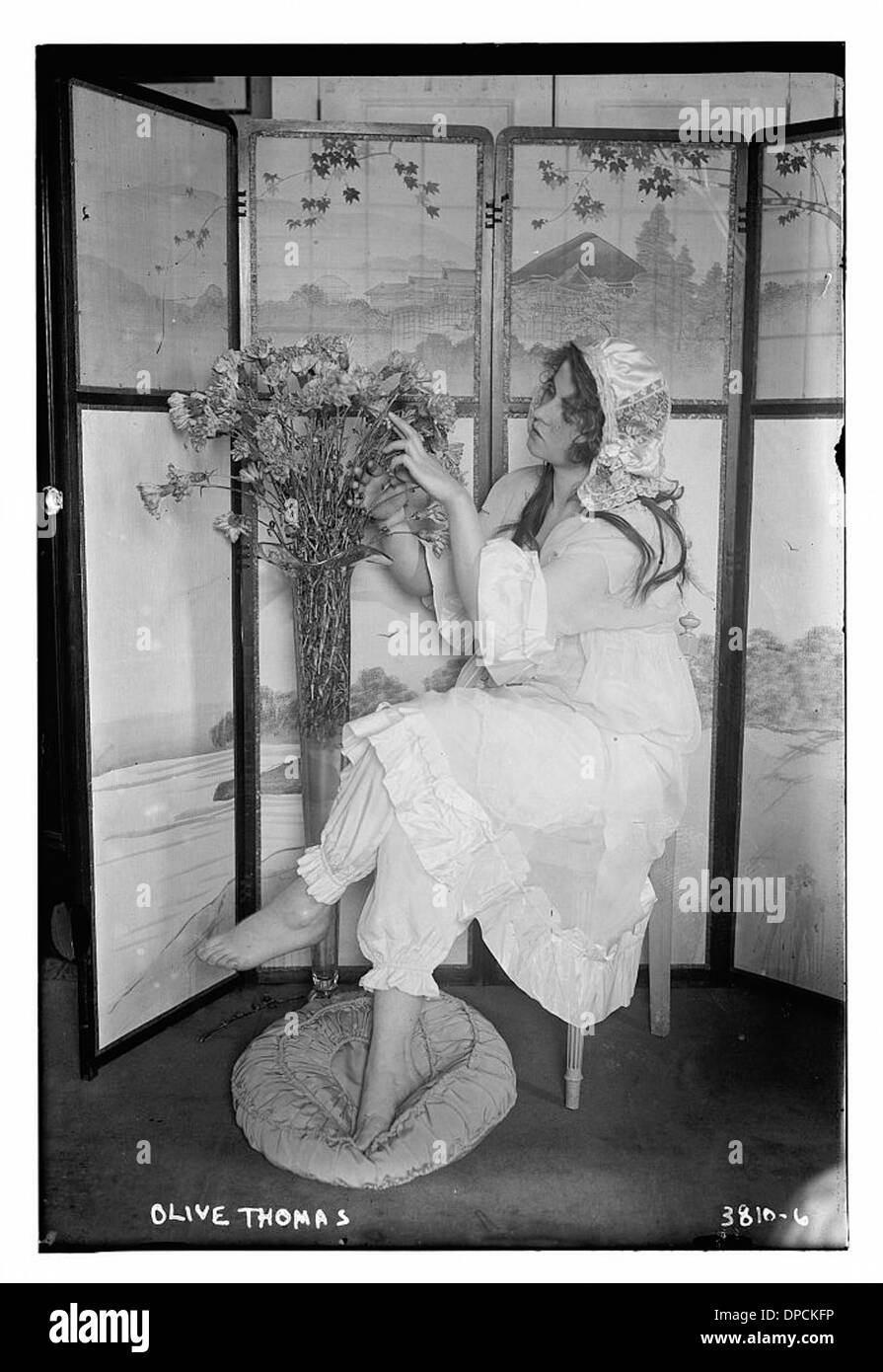 Questo ritratto di Olive Thomas, tenuto dalla Biblioteca del Congresso, cattura l'attrice e icona culturale dei primi anni del XX secolo. Conosciuta per la sua carriera cinematografica, è diventata una figura importante nella cultura pop americana durante gli anni '1910 Foto Stock