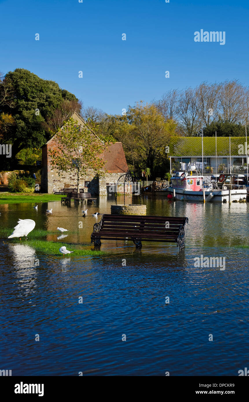 Christchurch Quay DORSET REGNO UNITO Inghilterra autunno inondazioni presso il mulino ad acqua e la vela club Foto Stock