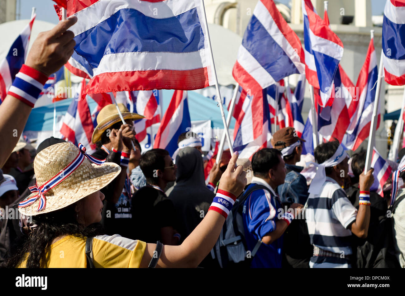 Bangkok, Thailandia.xii gennaio, 2014.Antigovernment manifestanti nella parte anteriore della democrazia monumento durante l'ultimo giorno prima della chiusura di Bangkok il 13 gennaio. Foto Stock