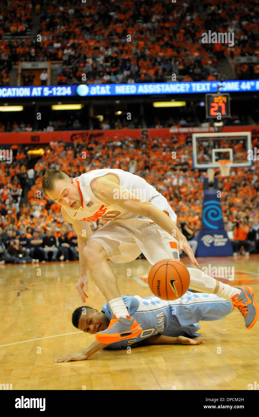 Syracuse, NY, STATI UNITI D'AMERICA. Xi gen, 2014. Jan 11, 2014: Syracuse Orange guard Trevor Cooney #10 afferra la palla da Università della North Carolina Tar Heels guard Nate Britt #0 come la Syracuse University ha sconfitto il North Carolina Tar Heels 57-45 in un ACC match fino al Carrier Dome in Syracuse, New York. Alan Schwartz/Cal Sport Media/Alamy Live News Foto Stock