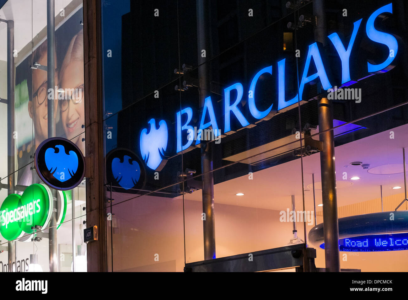 Barclays Bank Tottenham Court Road store in serata. Foto di Julie Edwards Foto Stock