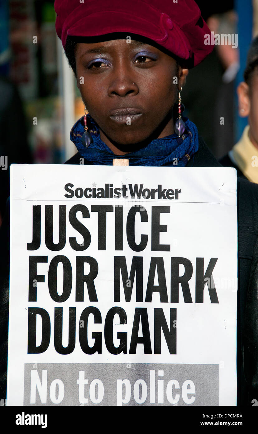 Famiglia & Amici durante la veglia per Mark Duggan ucciso nel 2011 dal funzionario di polizia a seguito inchiesta sentenza del lecito uccidere 11.1.14 Foto Stock