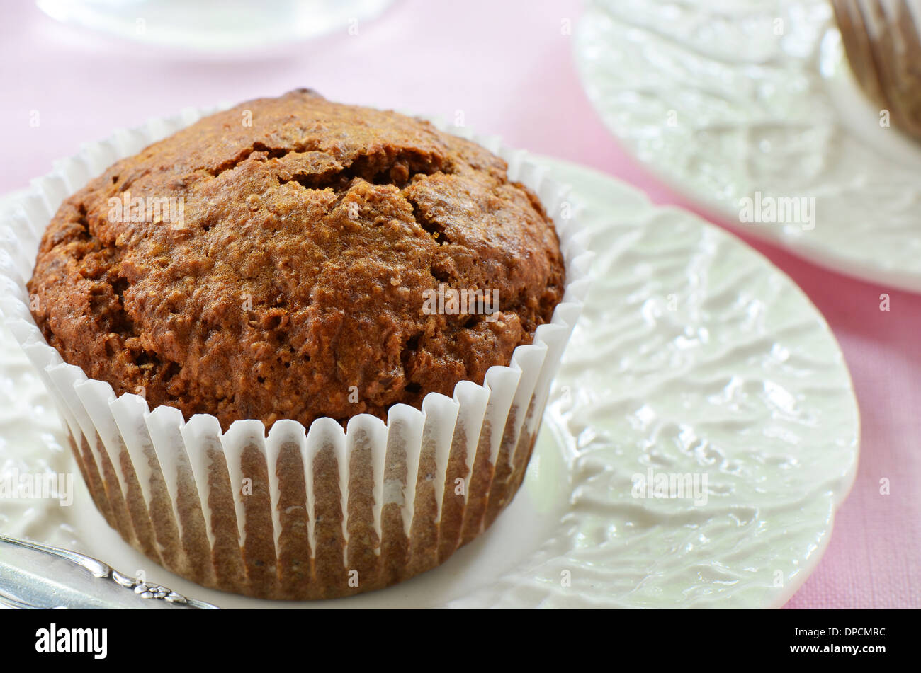 Muffin di crusca sul color crema piastra ondulata in formato orizzontale Foto Stock