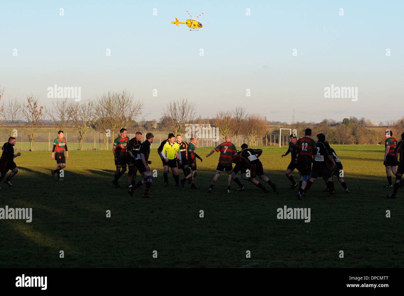Il Lincs & Notts Air Ambulance partecipando ad una emergenza in una partita di calcio di Stamford, Lincolnshire, Regno Unito. Foto Stock