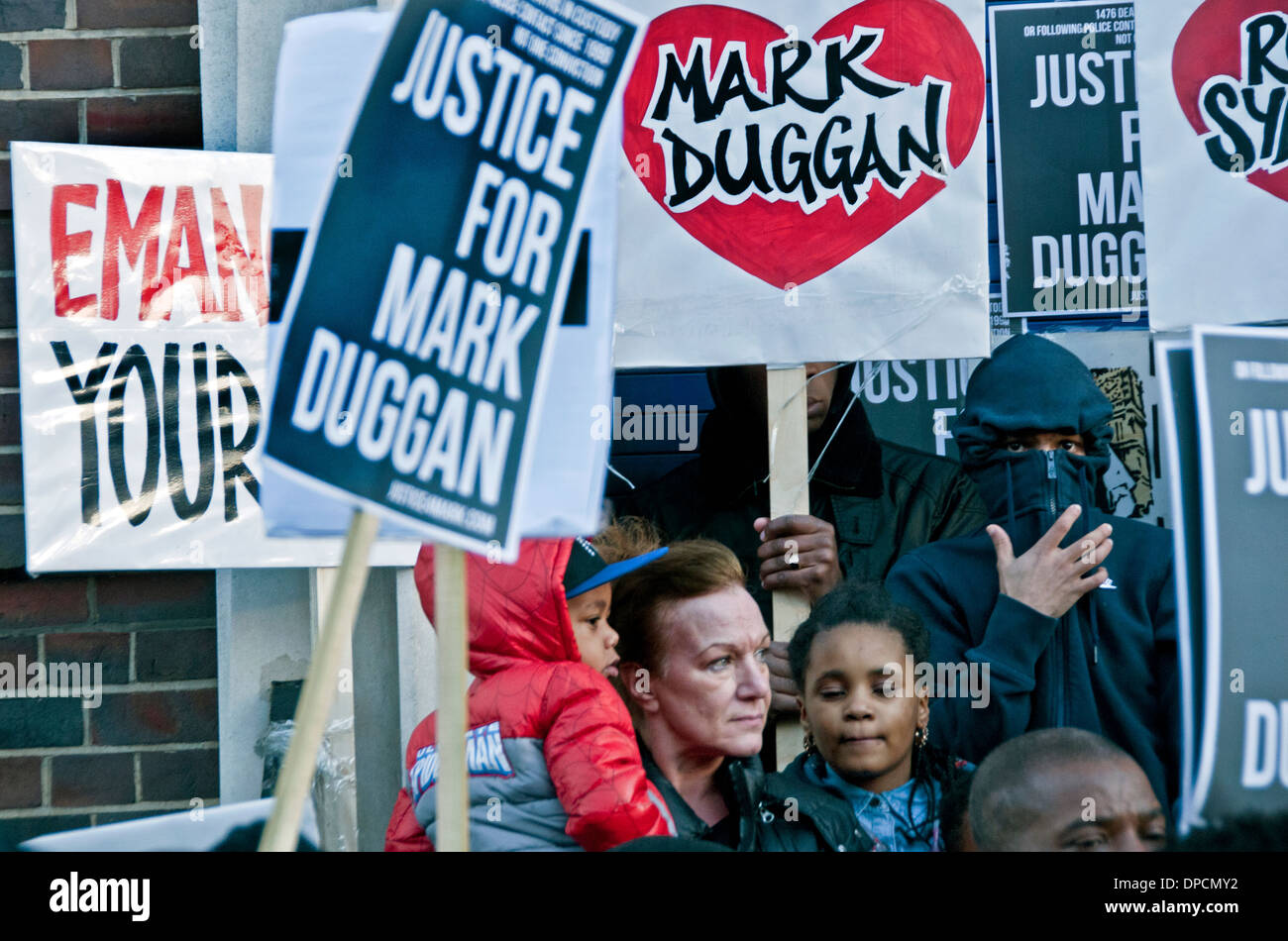 Carol Dugan durante la veglia per Mark Duggan ucciso nel 2011 dal funzionario di polizia a seguito inchiesta sentenza del lecito uccidere Foto Stock