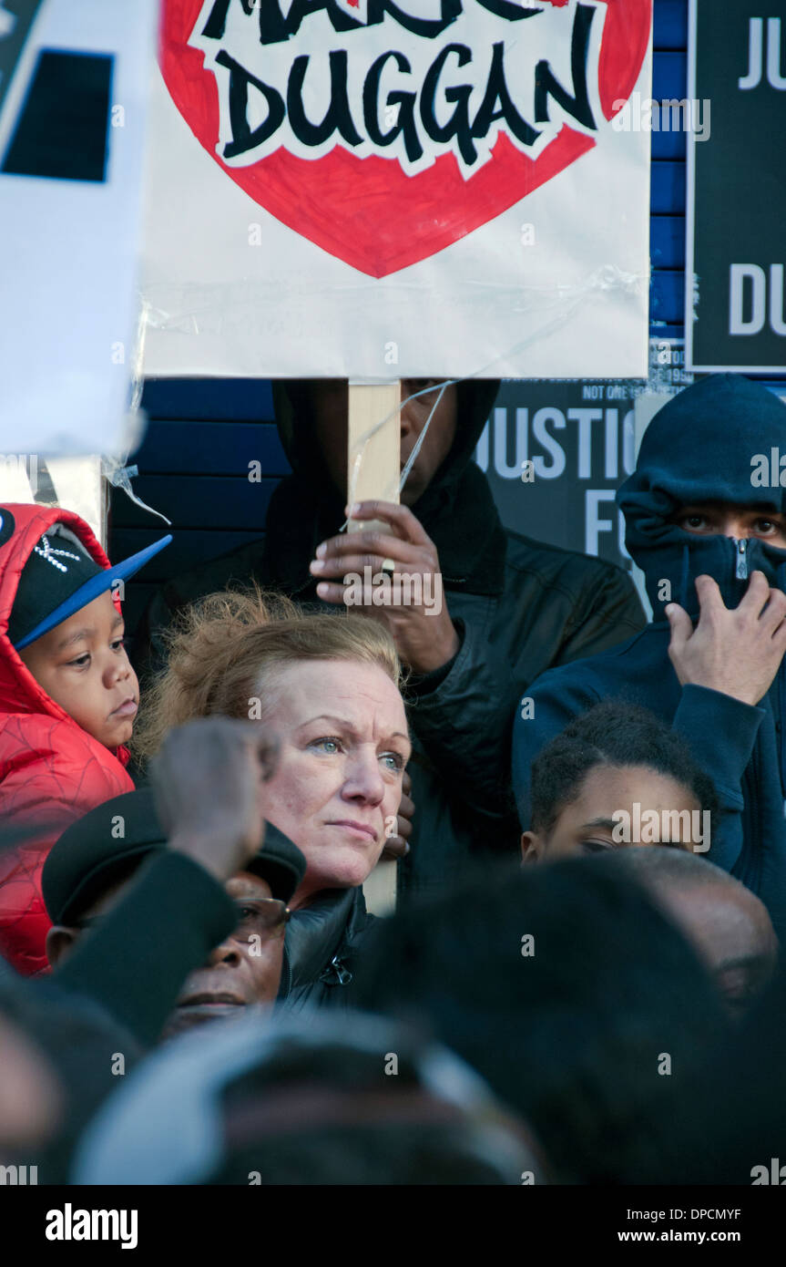 Carol Dugan durante la veglia per Mark Duggan ucciso nel 2011 dal funzionario di polizia a seguito inchiesta sentenza del lecito uccidere 11.1.14 Foto Stock