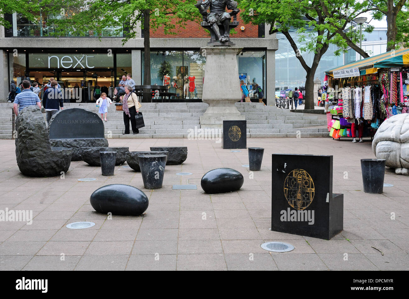 Moderni posti a sedere vicino al Mercato di Norwich. Foto Stock