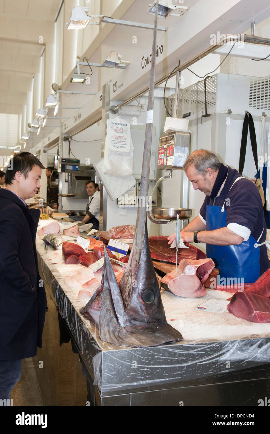Cadiz, Spagna. Pescivendolo vendita di carni di tonno e di pesce spada nel mercato centrale. Foto Stock