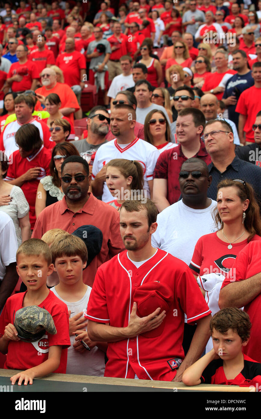 Gli appassionati di baseball durante l inno nazionale le mani sul cuore Cincinnati in Ohio Foto Stock