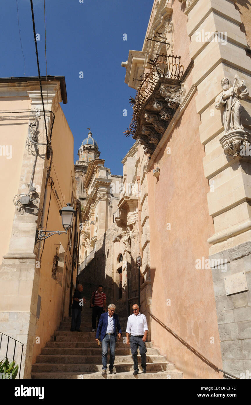 Vista sulla città vecchia di Ragusa Ibla, la città barocca elencati come patrimonio mondiale dall' UNESCO in Sicilia Foto Stock