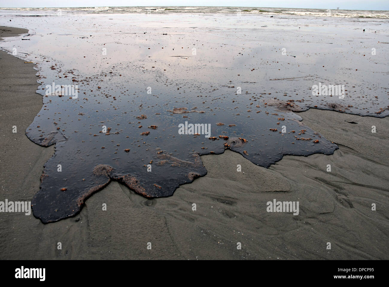 Una fitta massa di olio grezzo lavaggi a terra con le maree da fuoriuscite di olio BP Deepwater Horizon nel Golfo del Messico il 8 maggio, 2010 in Grand Isle, Louisiana. Foto Stock