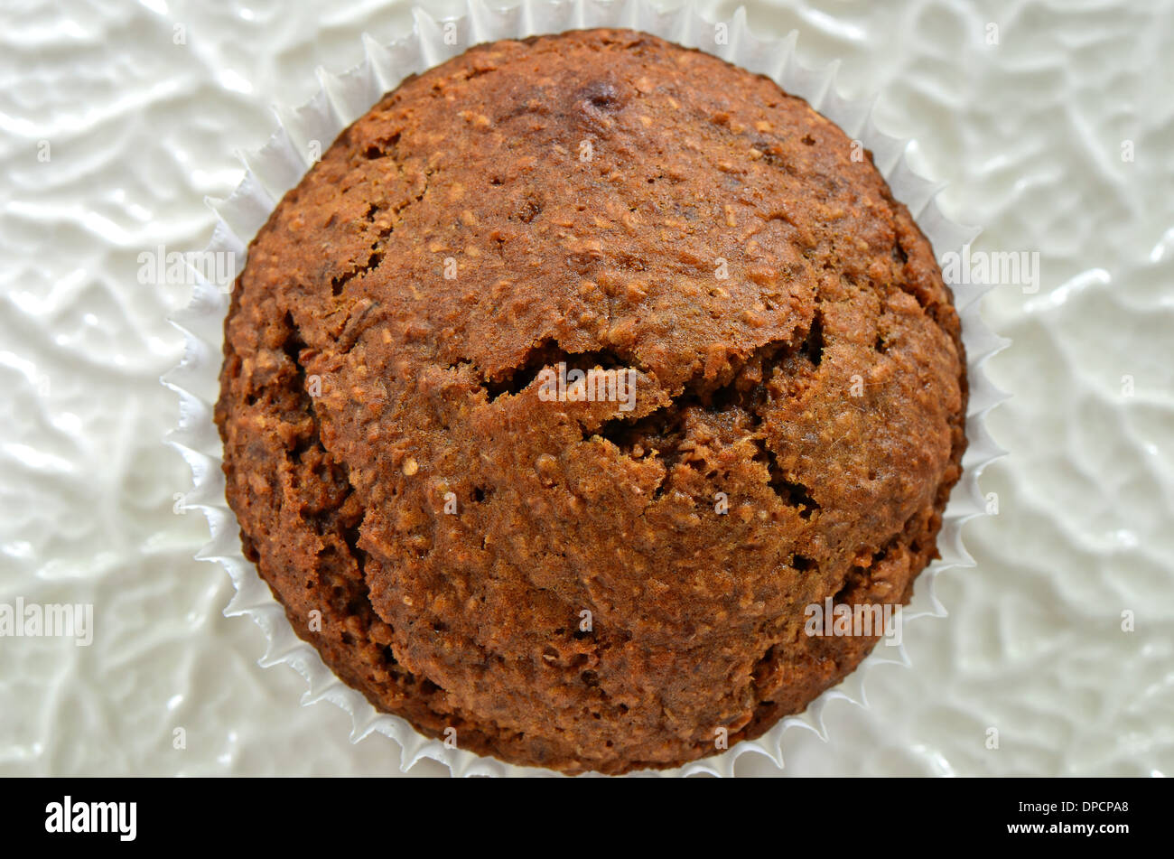 Muffin di crusca sul bianco piastra ondulata Foto Stock
