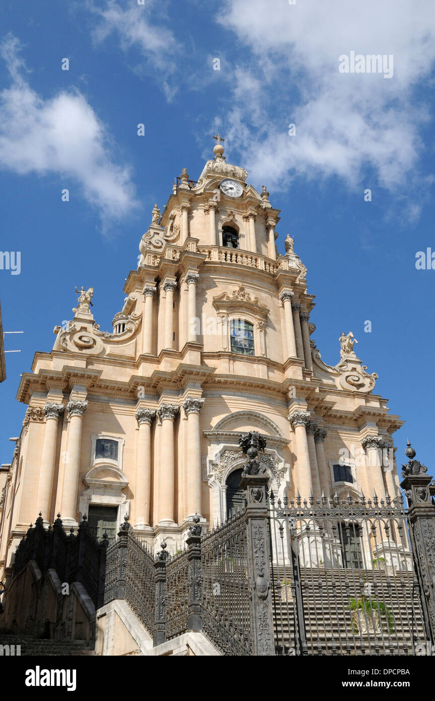 Piazza Duomo con la chiesa di san giorgio nella città del barocco di Ragusa Ibla, città elencati come patrimonio mondiale dall' UNESCO in Sicilia Foto Stock
