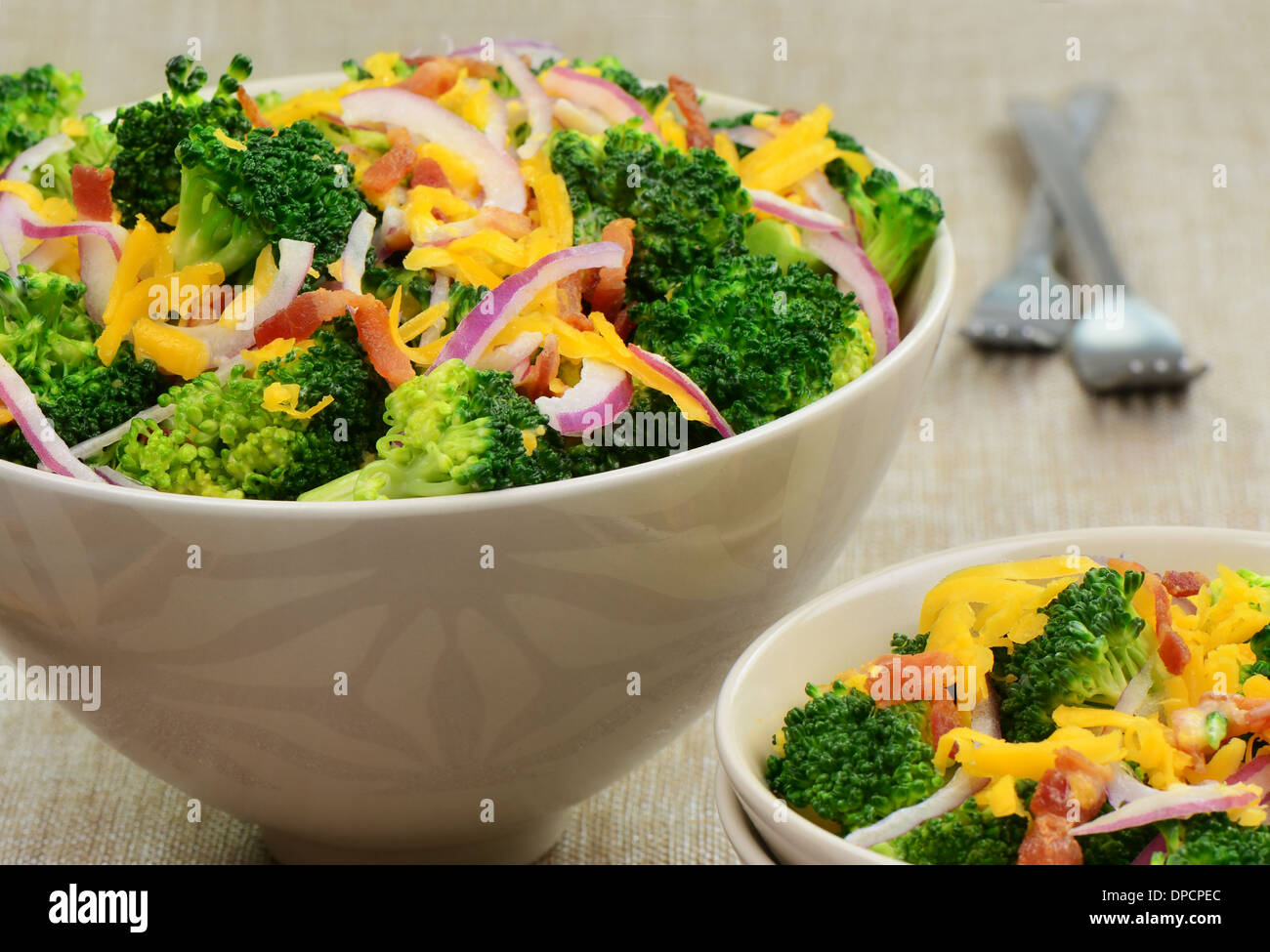 Broccoli cotti al vapore con insalata di bacon, il formaggio e la cipolla rossa Foto Stock