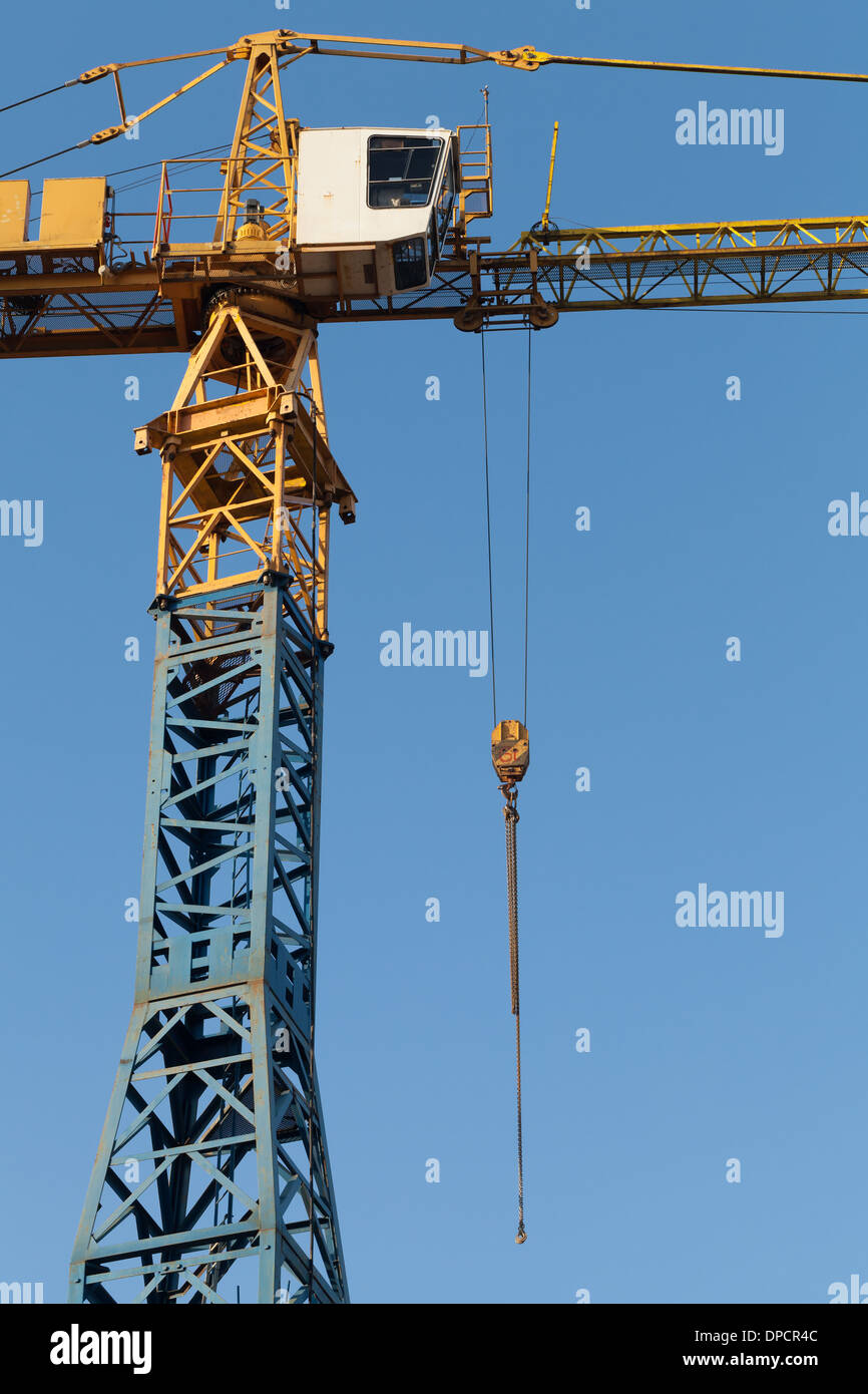 Il blu e il giallo di gru a torre frammento sopra cielo blu Foto Stock