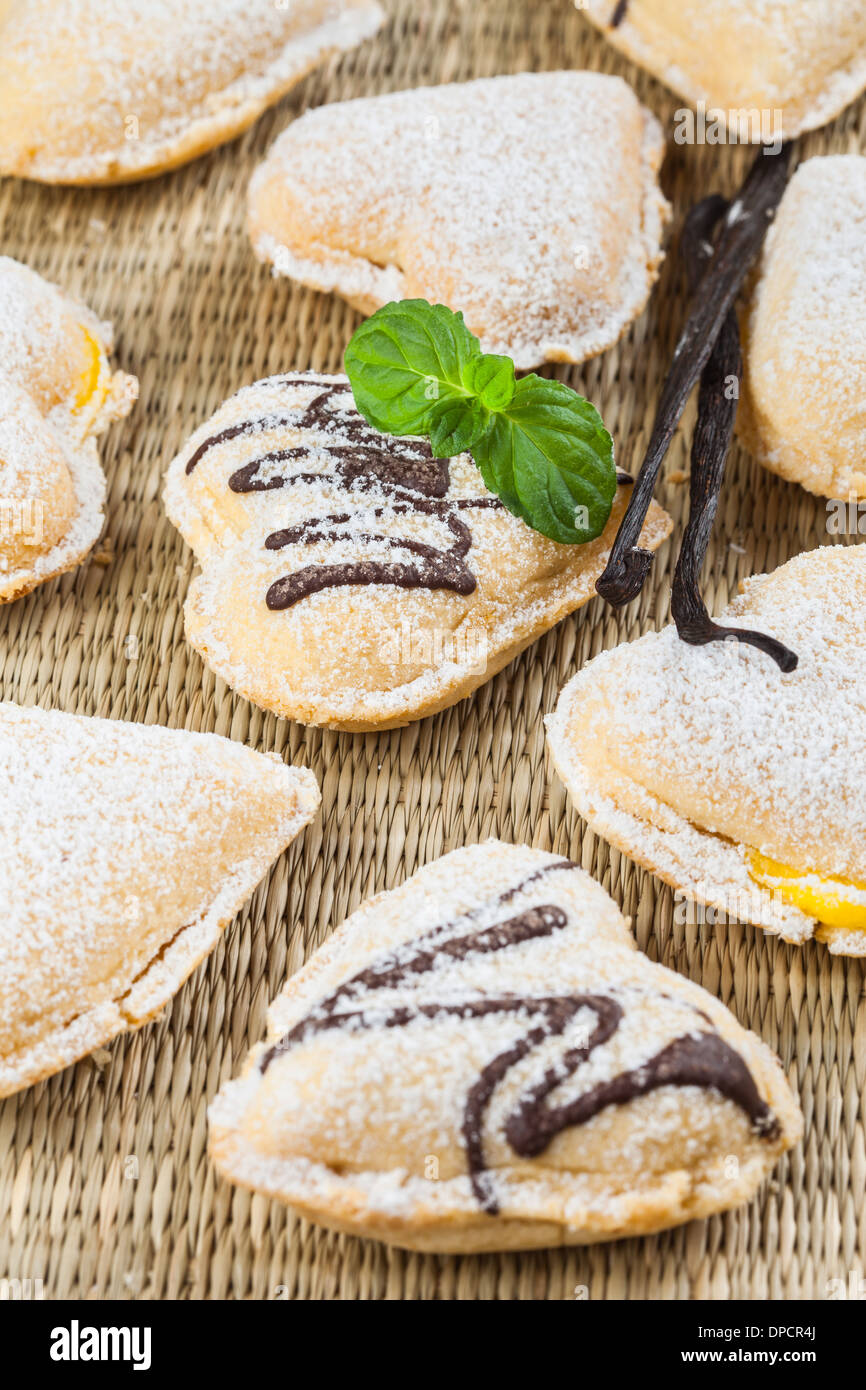 Deliziosi dessert alla vaniglia a forma di cuore Foto Stock