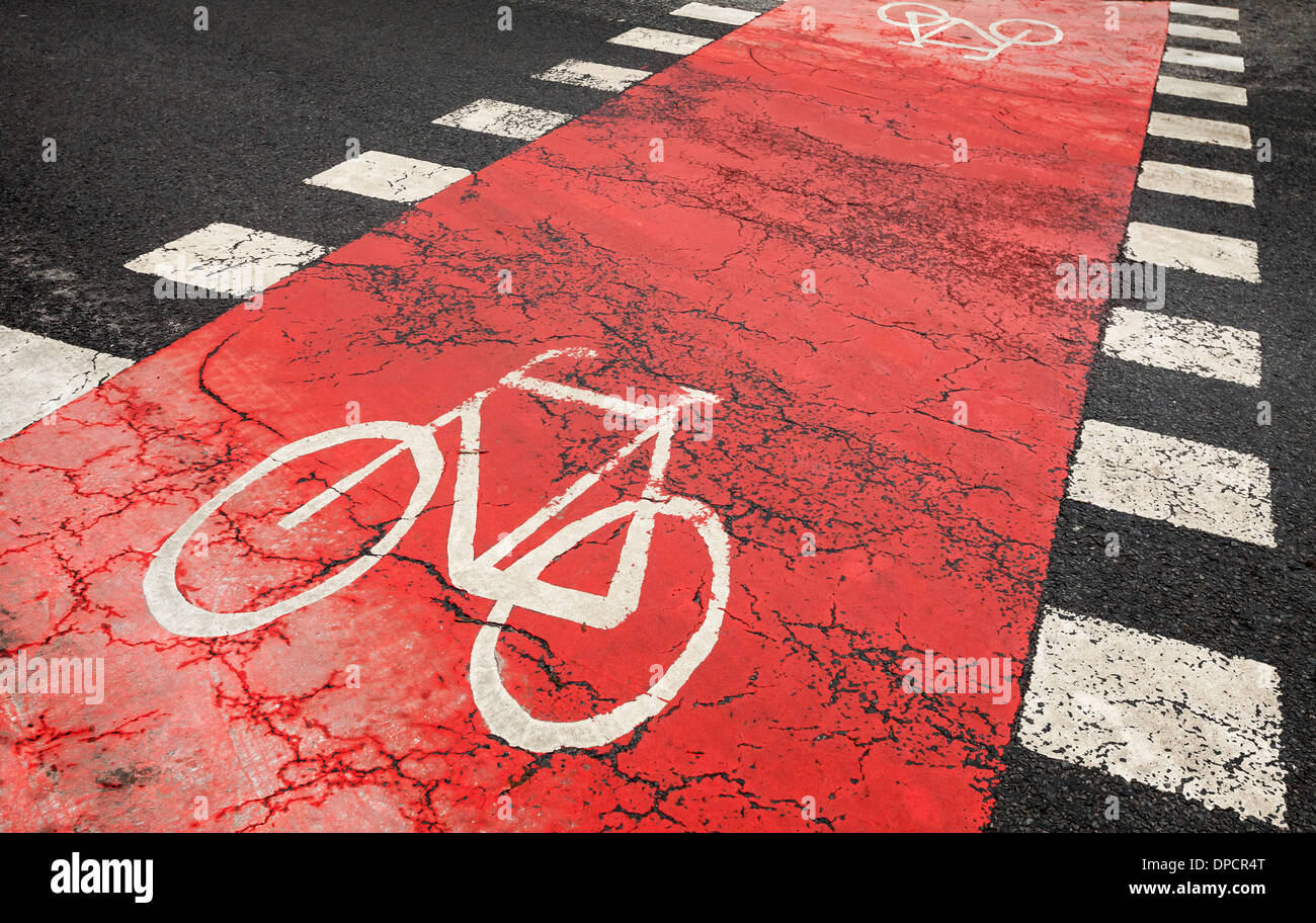 Bicicletta rosso per la segnaletica stradale urbano su strada asfaltata attraversando Foto Stock
