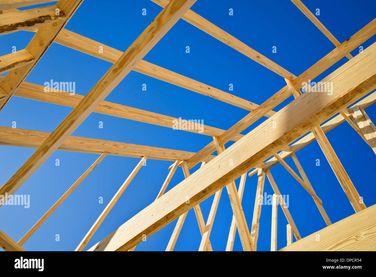 Nuova costruzione home framing contro il cielo blu, primo piano della cornice a soffitto. Foto Stock