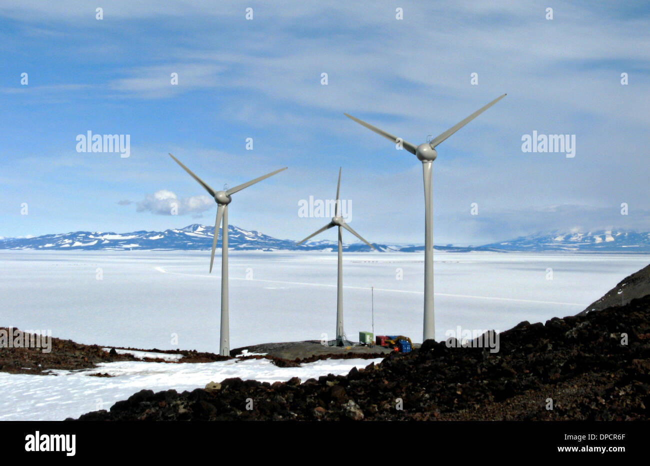 Le turbine eoliche condivisi tra gli Stati Uniti e la Nuova Zelanda di ricerca in Antartide presso le stazioni di McMurdo e la base di Scott Dicembre 13, 2009. Le turbine possono produrre 990 chilowatt di energia elettrica che consente di risparmiare tanto quanto 240.000 galloni di carburante diesel per anno. La costruzione delle turbine è un progetto comune condiviso da Stati Uniti e Nuova Zelanda. Foto Stock