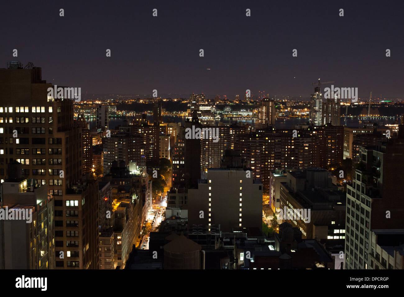 La città di New York. Lo skyline è punteggiato da migliaia di legno torre dell'acqua. Foto Stock