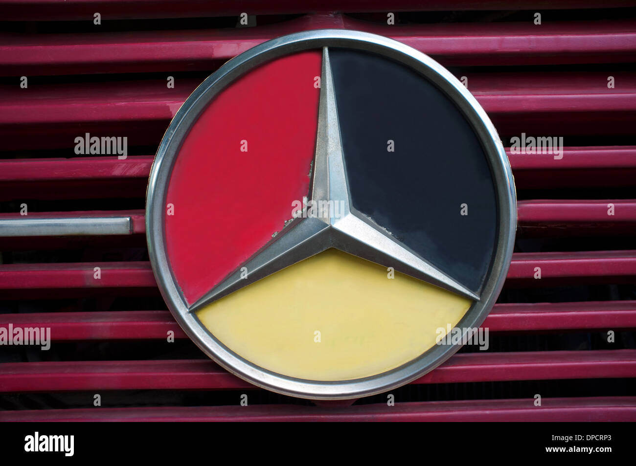 Mercedes Benz camion con i colori della bandiera tedesca Foto Stock