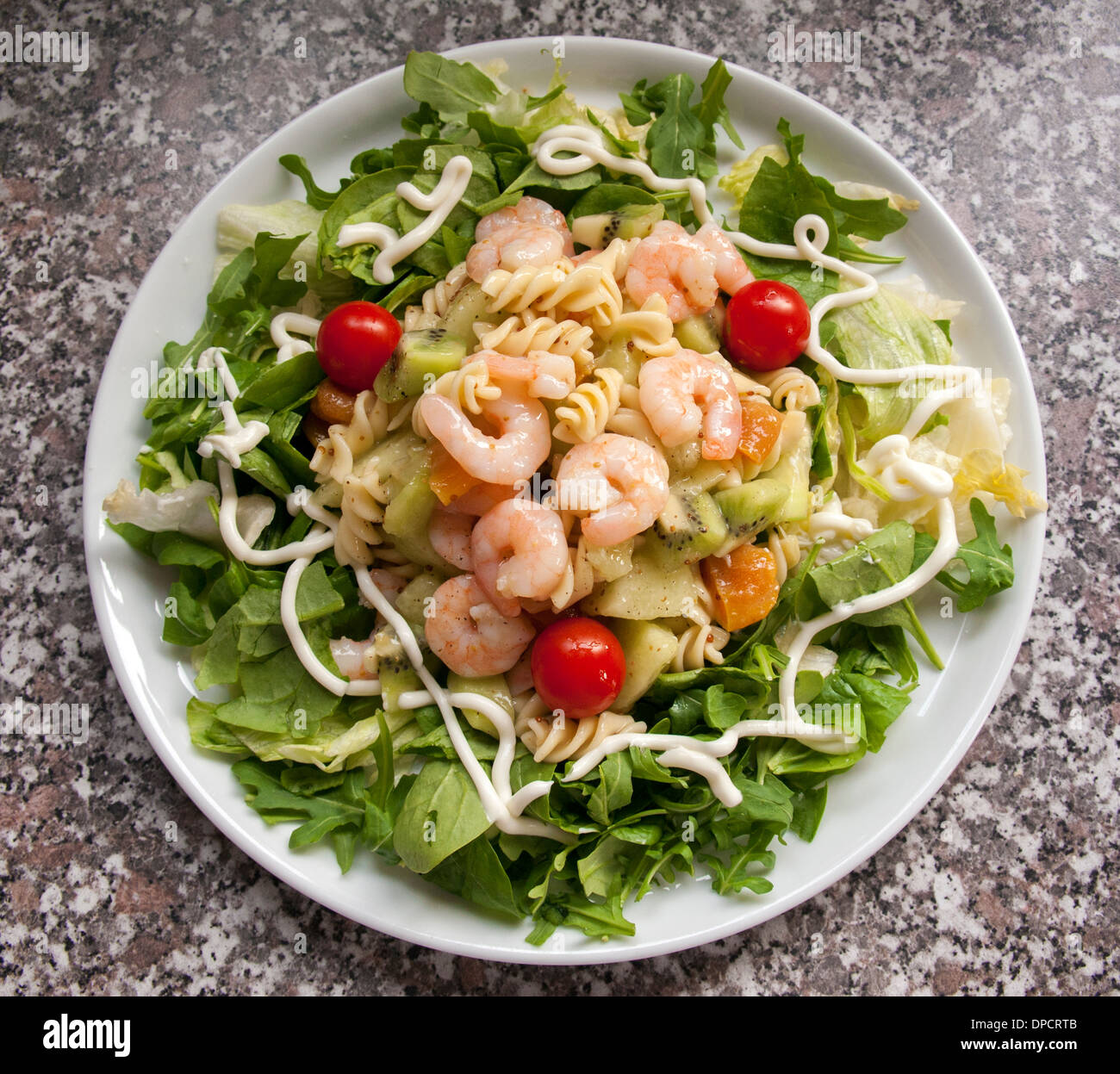 Gamberi freschi di melone e kiwi insalata di pasta Foto Stock