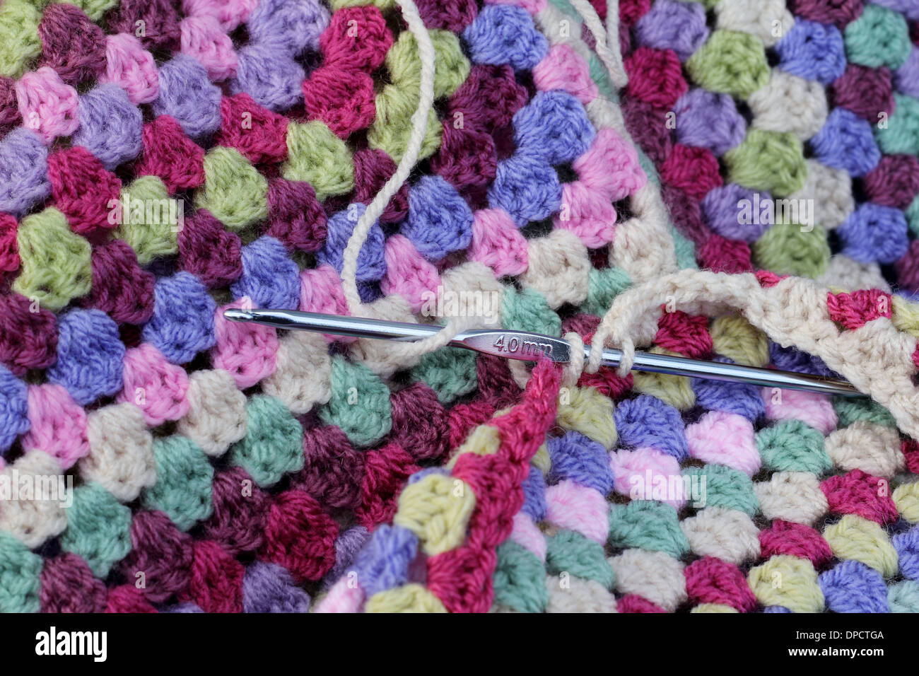Crochet blanket immagini e fotografie stock ad alta risoluzione - Alamy