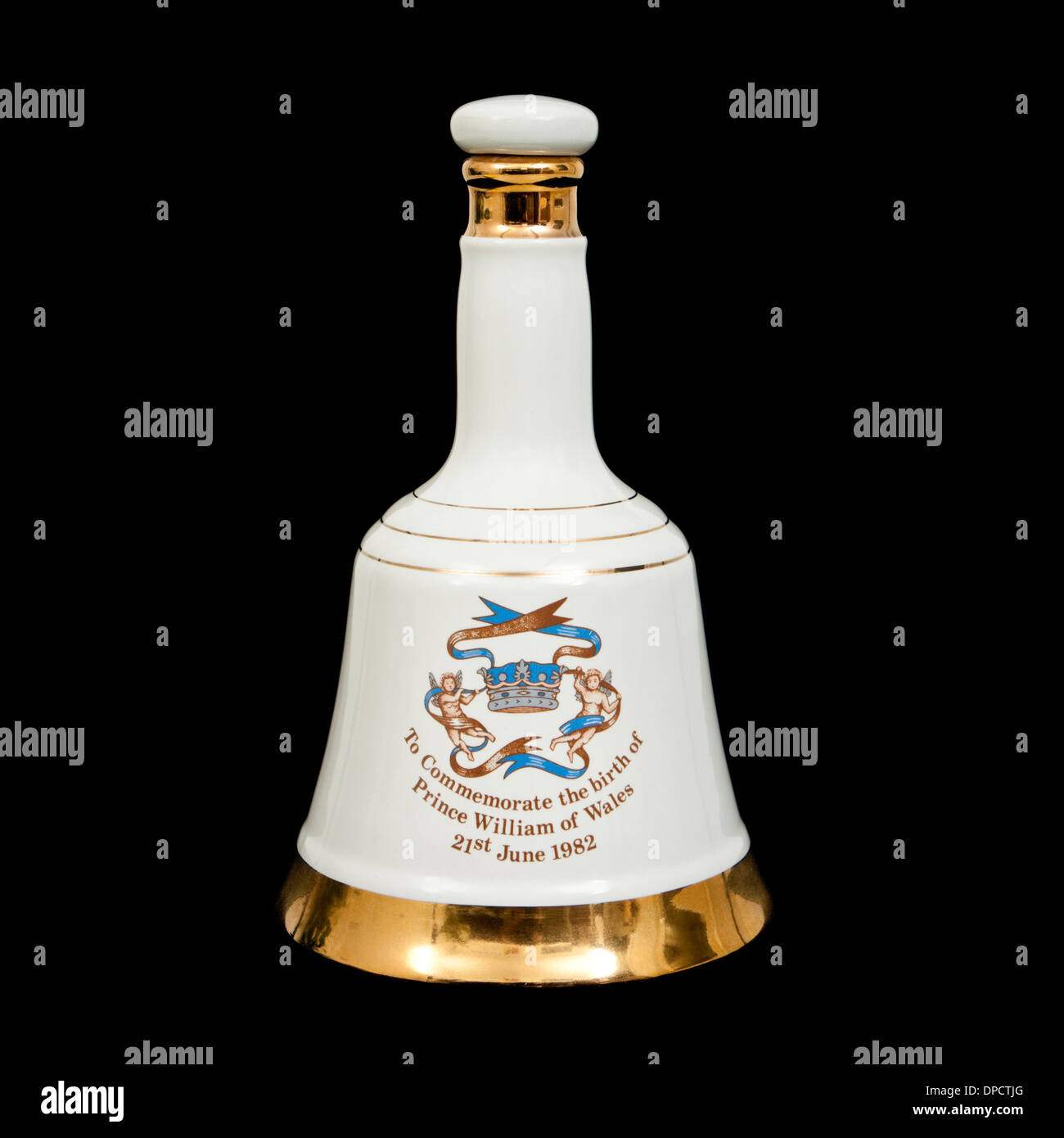 Lo Scotch whisky di Bell porcellana Royal Decanter realizzato da Wade, che commemora la nascita del principe William del Galles il 21 giugno 1982 Foto Stock