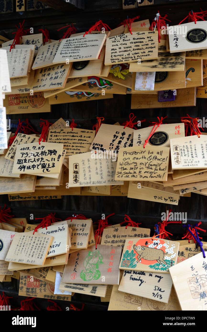 Ema Omikuji in legno fortune preghiera preghiere fortune fortuna tempio buddista TOKYO GIAPPONE Foto Stock