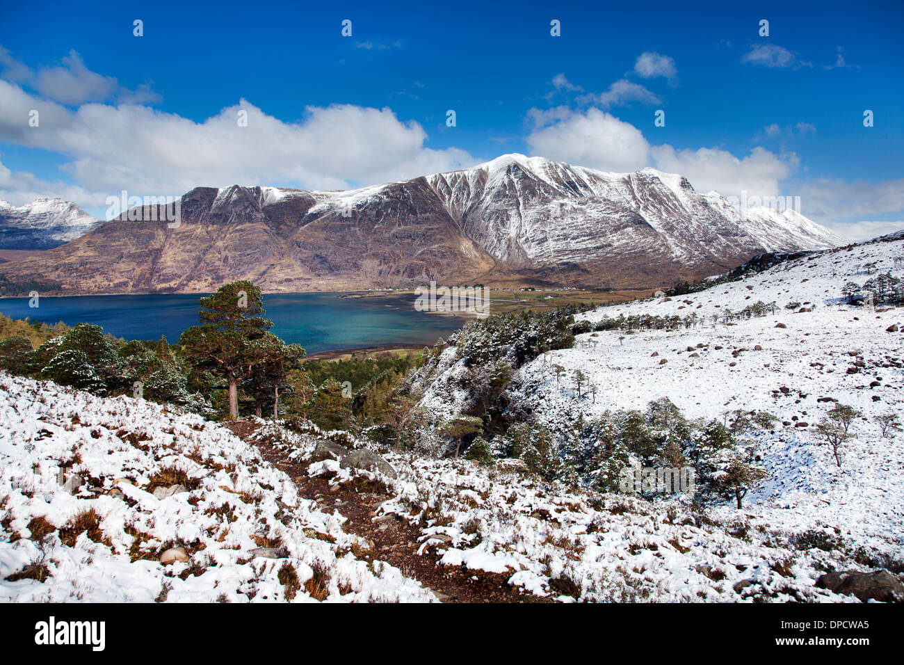 Vista di Liathach e Loch Torridon Torridon in inverno Highlands della Scozia UK Foto Stock