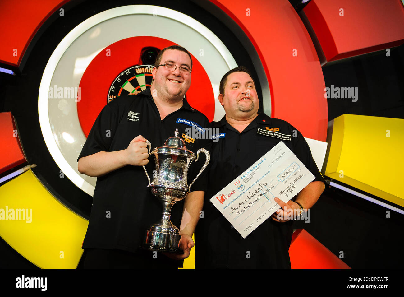 Frimley Green, Regno Unito. Xii gen, 2014. Stephen Bunting (aka il Bullet) celebra con il suo trofeo dopo aver vinto 7-4 contro Alan Norris (aka Chuck) per diventare campione del mondo e vinci &#xa3;100.000 durante la finale di BDO World Professional Freccette campionato al lago. Credito: Azione Sport Plus/Alamy Live News Foto Stock