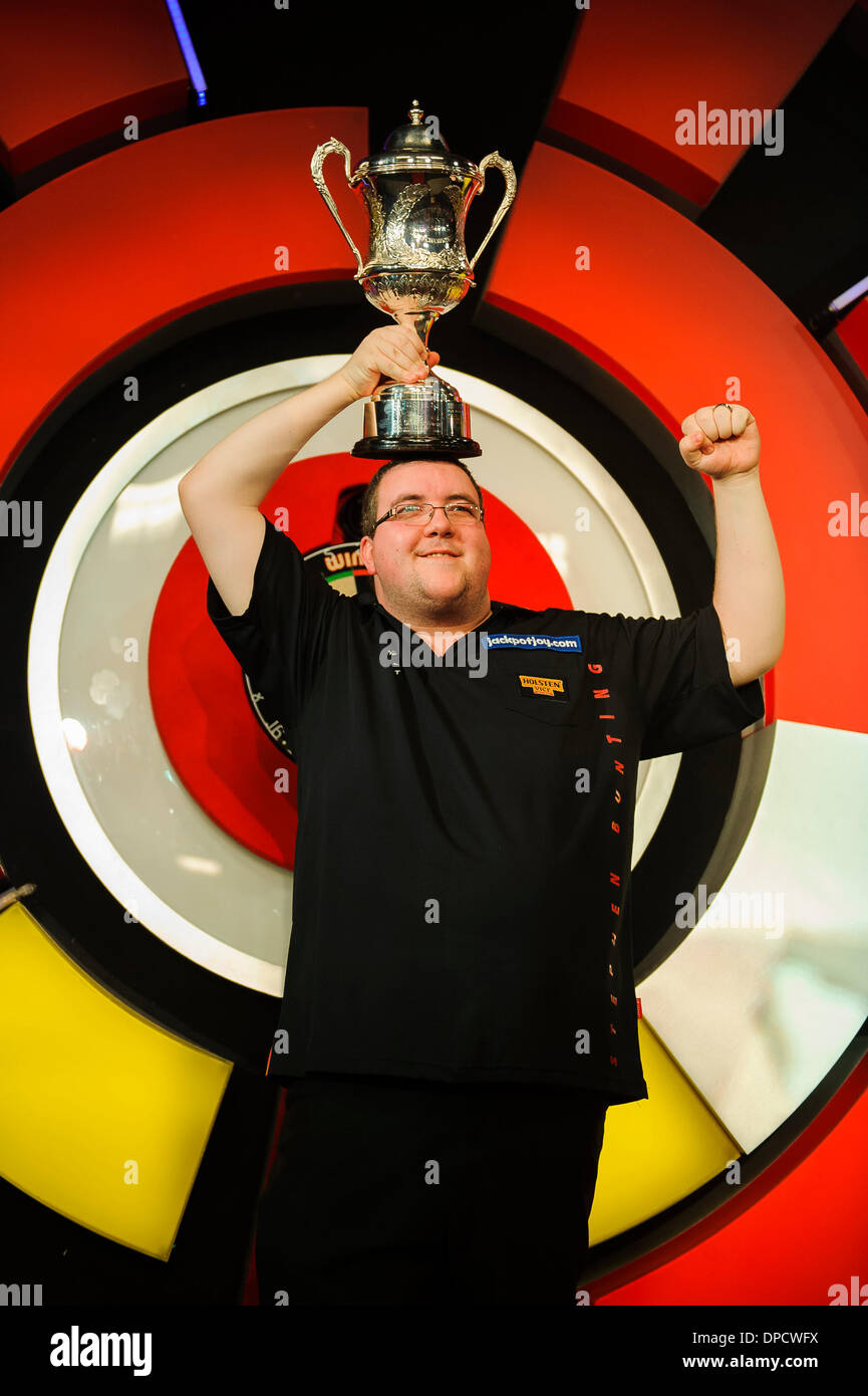 Frimley Green, Regno Unito. Xii gen, 2014. Stephen Bunting (aka il Bullet) celebra con il suo trofeo dopo aver vinto 6-4 contro Alan Norris (aka Chuck) per diventare campione del mondo e vinci &#xa3;100.000 durante la finale di BDO World Professional Freccette campionato al lago. Credito: Azione Sport Plus/Alamy Live News Foto Stock