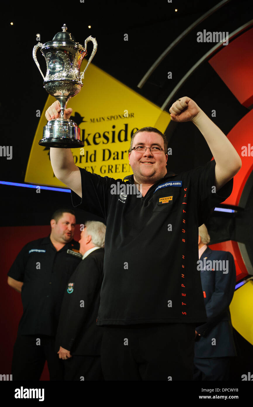 Frimley Green, Regno Unito. Xii gen, 2014. Stephen Bunting (aka il Bullet) celebra con il suo trofeo dopo aver vinto 7-4 contro Alan Norris (aka Chuck) per diventare campione del mondo e vinci &#xa3;100.000 durante la finale di BDO World Professional Freccette campionato al lago. Credito: Azione Sport Plus/Alamy Live News Foto Stock