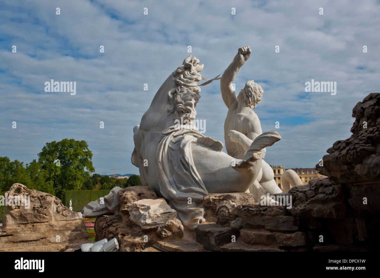 Palazzo Schoenbrunn e giardini statuaria fontana come visto da dietro Foto Stock