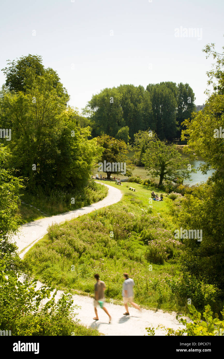 Persone jogging attorno al lago Swanbourne, Arundel, WEST SUSSEX REGNO UNITO Foto Stock