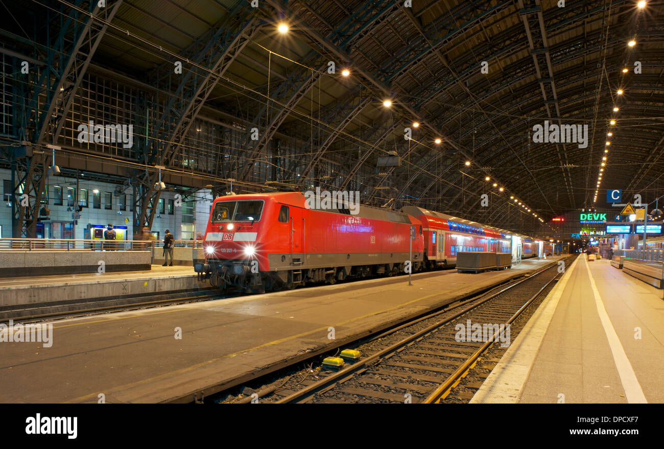 Colonia Stazione ferroviaria di notte Foto Stock