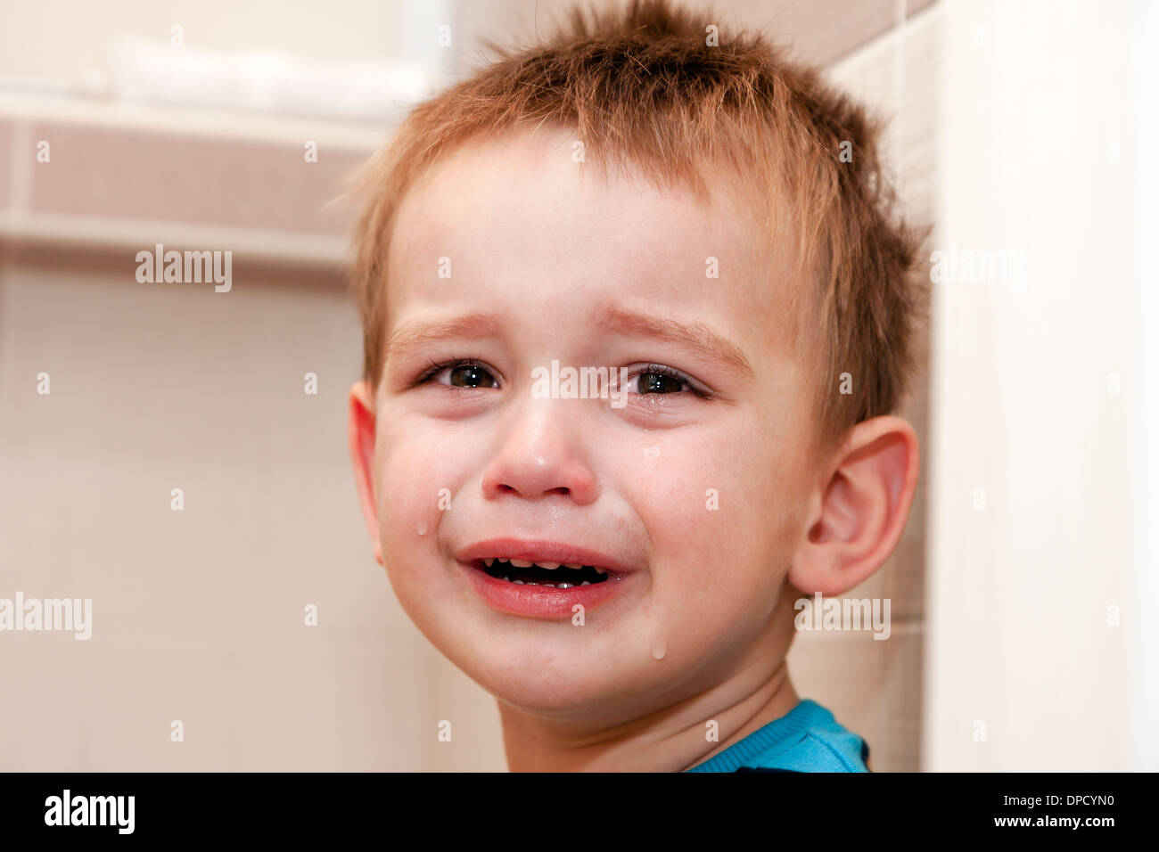 Ritratto di pianto Baby Boy in casa. Foto Stock